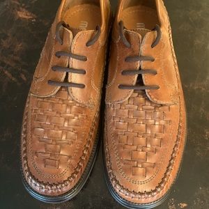 NWOT women’s size 40 brown woven leather tie up oxfords